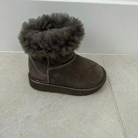 UGG CLASSIC  II Kids
Size 6 C grey - Picture 11 of 11